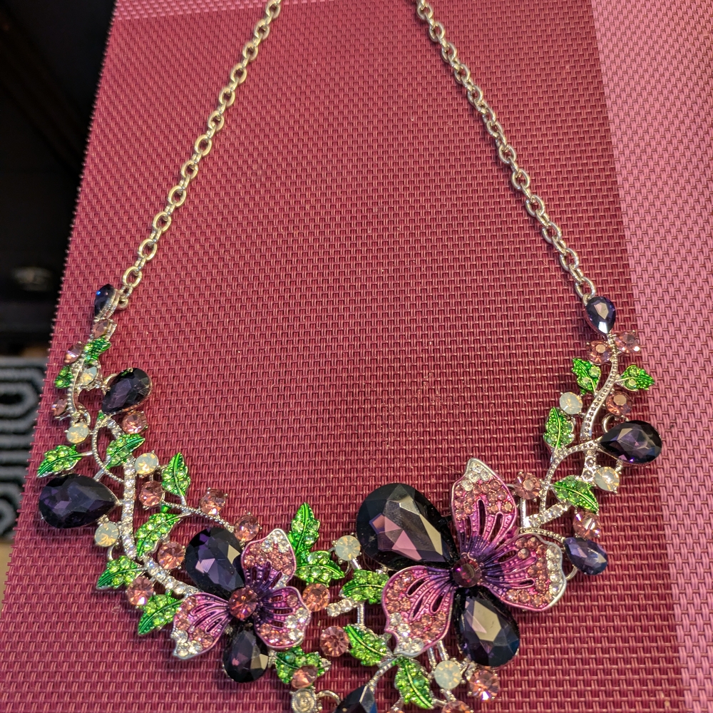 Exquisite Flowers Necklace with Pink and Green Details
